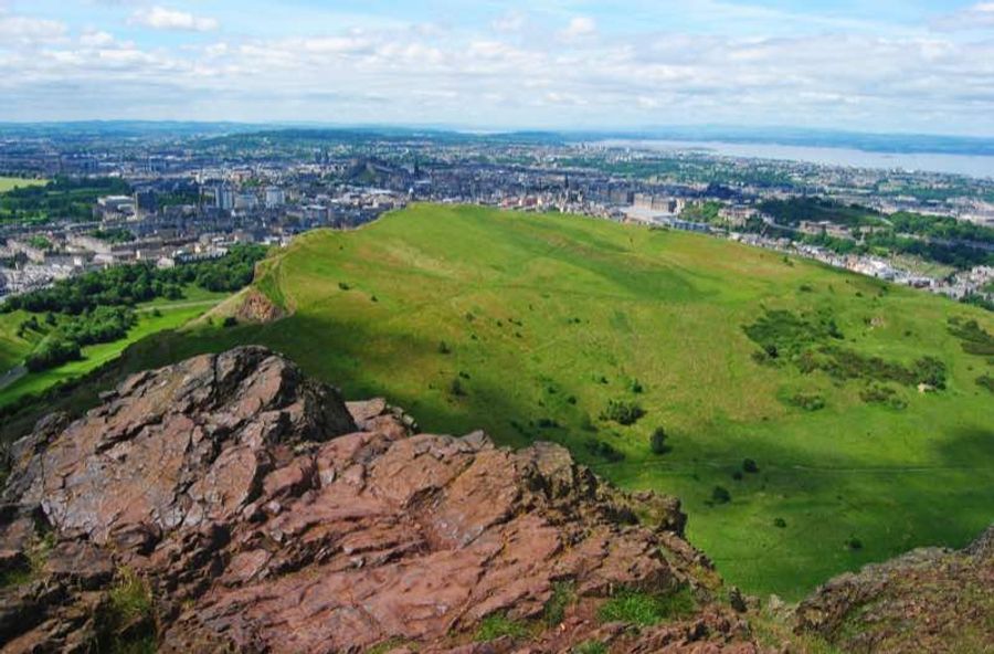 Sentier de randonnée escarpé menant au sommet d'Arthur's Seat, l'ancien volcan qui domine Holyrood Park à Édimbourg.