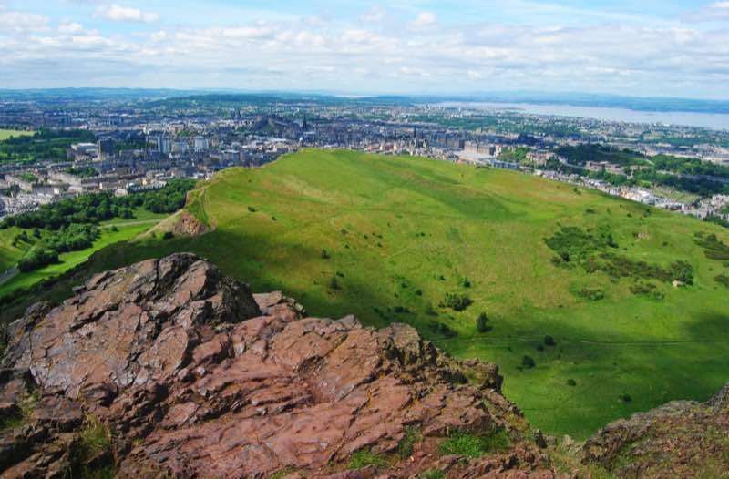 Sentier de randonnée escarpé menant au sommet d'Arthur's Seat, l'ancien volcan qui domine Holyrood Park à Édimbourg.
