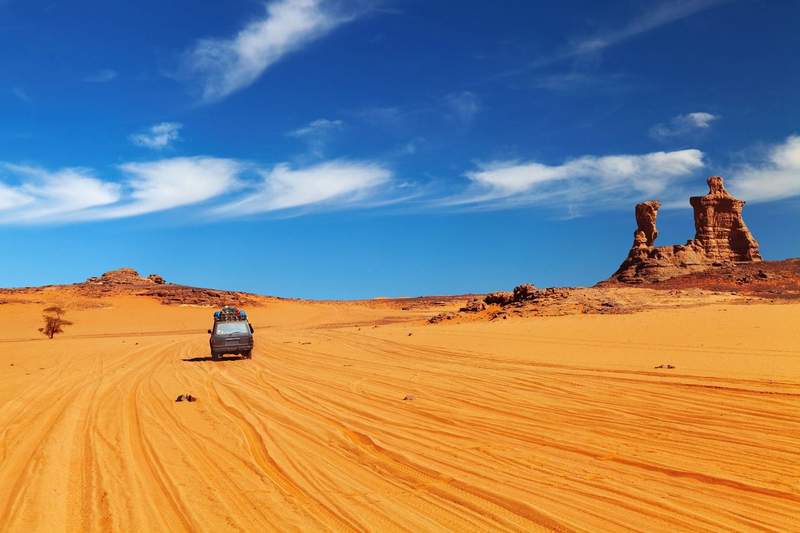 Véhicule tout-terrain lors d’un road trip dans le désert du Sahara en Algérie.