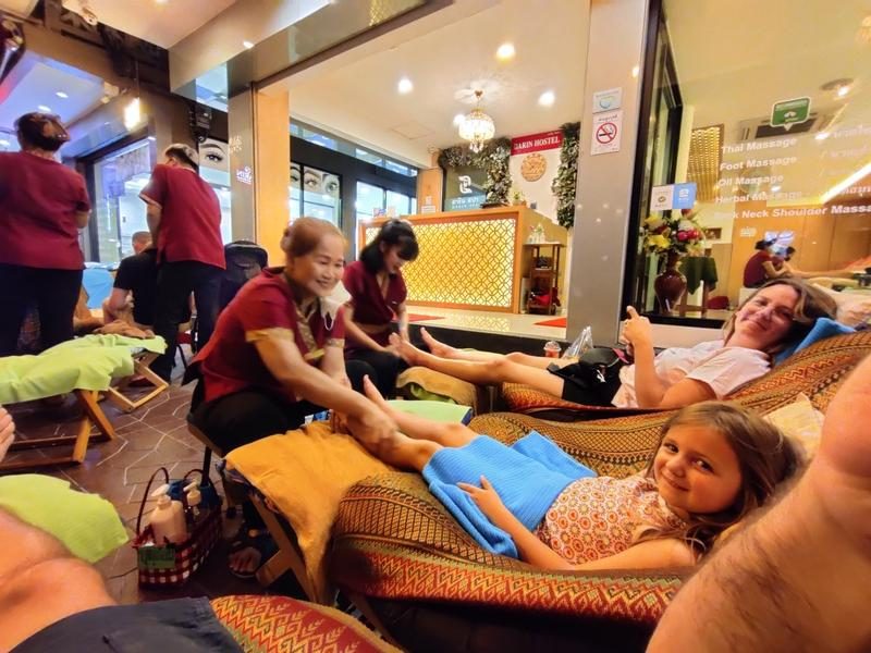 Anna et Maud recevant un massage des pieds sur Rambuttri à Bangkok.