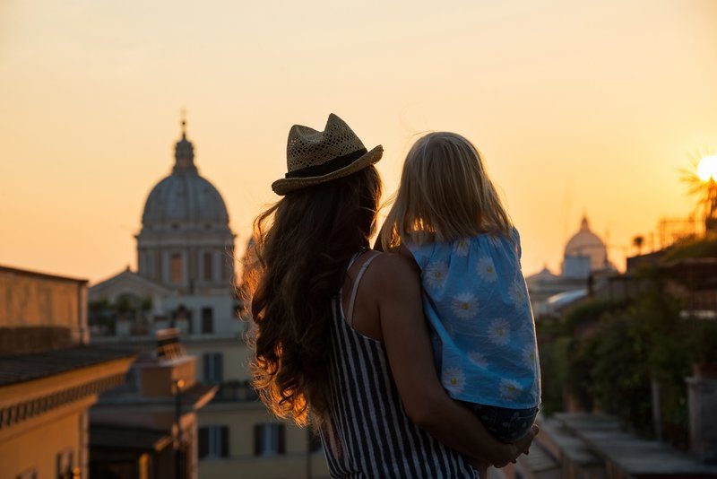 Mère et enfant contemplant Rome au coucher du soleil