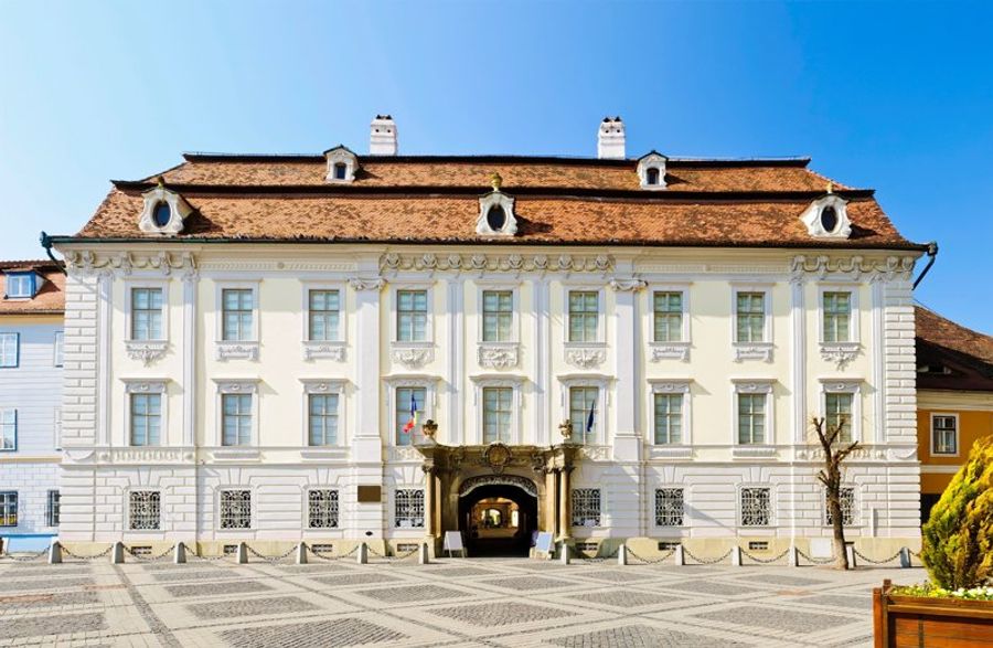 Façade du musée Brukenthal à Sibiu, Roumanie, bâtiment historique de style baroque.