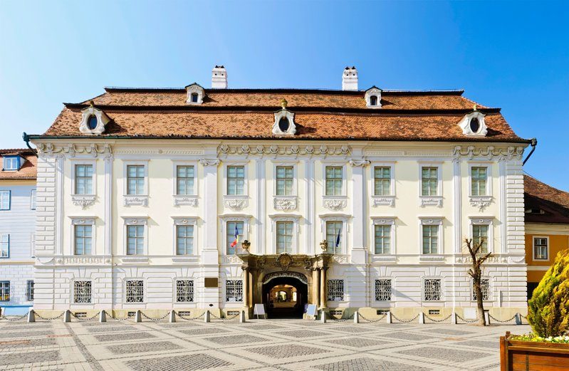 Façade du musée Brukenthal à Sibiu, Roumanie, bâtiment historique de style baroque.
