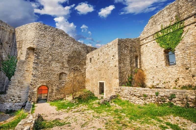 Ruines de la cité fantôme de Stari Bar au Monténégro avec remparts en pierre sous ciel bleu