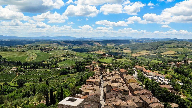 Vue panoramique des collines verdoyantes de Toscane autour de San Gimignano.