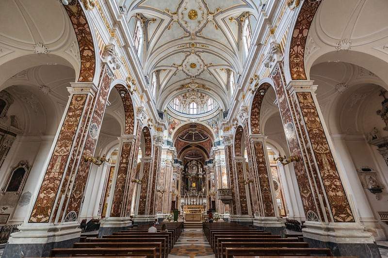 Intérieur de la Basilica della Madonna della Madia à Monopoli, montrant une architecture richement décorée.