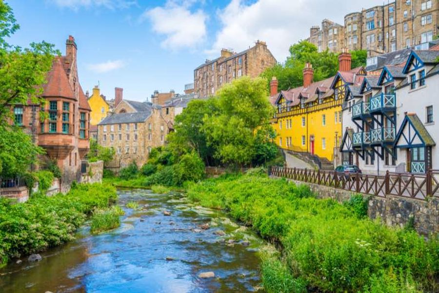 Anciens moulins et ponts en pierre de Dean Village, le long de la Water of Leith à Édimbourg.