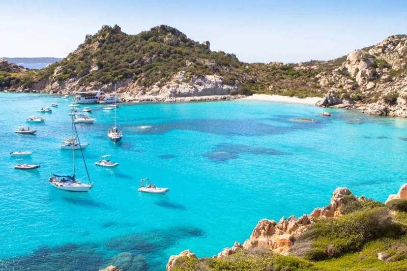Des bateaux en mer en Sardaigne