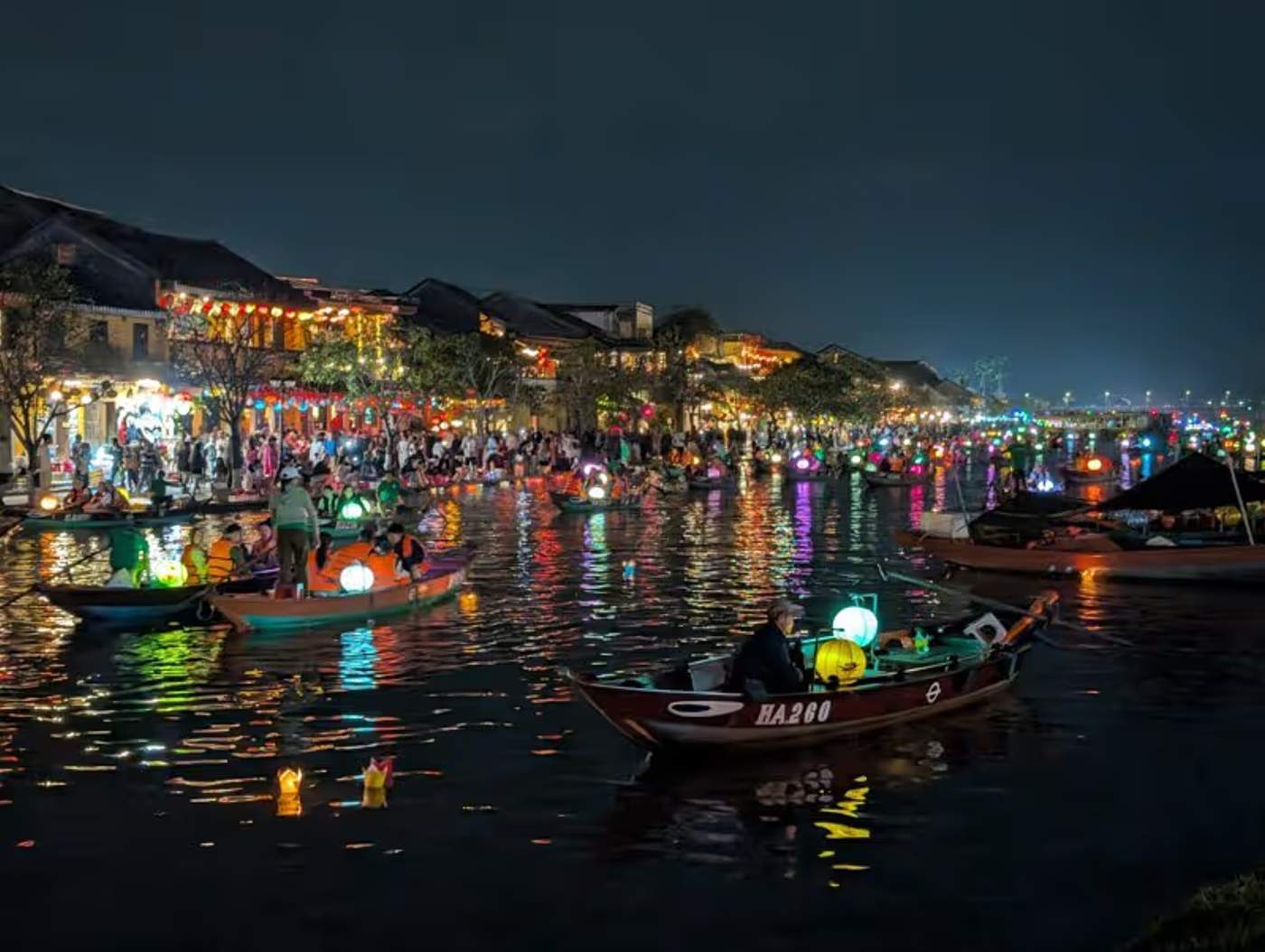 Vue nocturne de la rivière de Hoi An illuminée par des lanternes