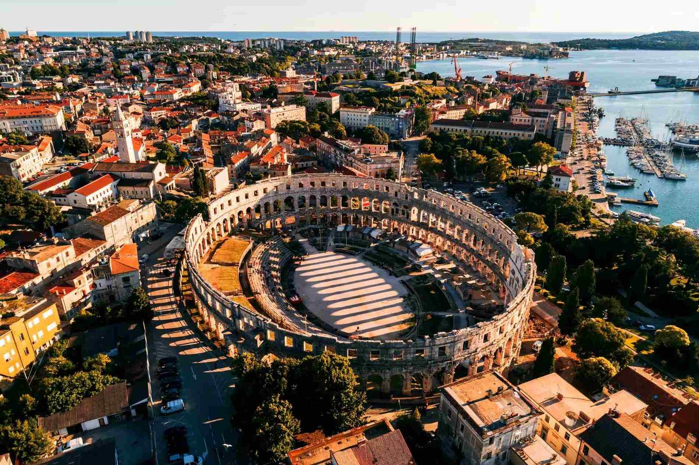 Une vue aérienne de la ville de Pula