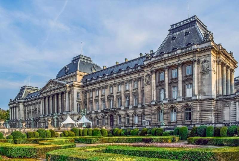Vue du Palais Royal de Bruxelles avec ses jardins soignés et son architecture néoclassique, un incontournable lors d'une visite à Bruxelles.