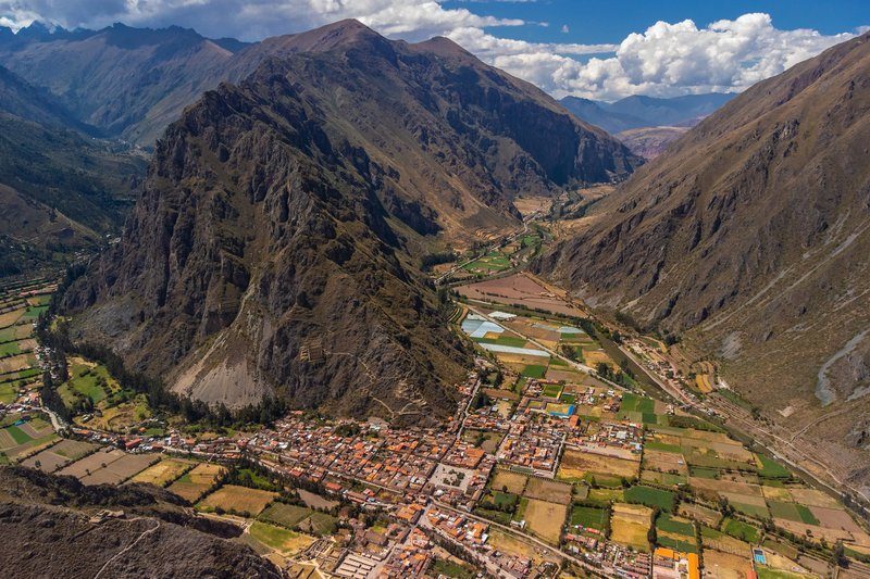 Vue aérienne de la Vallée sacrée des Incas près de Cusco, avec champs cultivés, montagnes escarpées et village andin