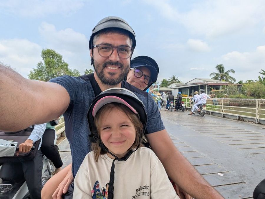 Nous en scooter traversant un pont dans le delta du Mékong à Vinh Long