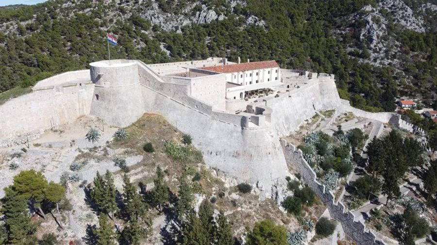 Vue aérienne de la forteresse Fortica à hvar en Croatie