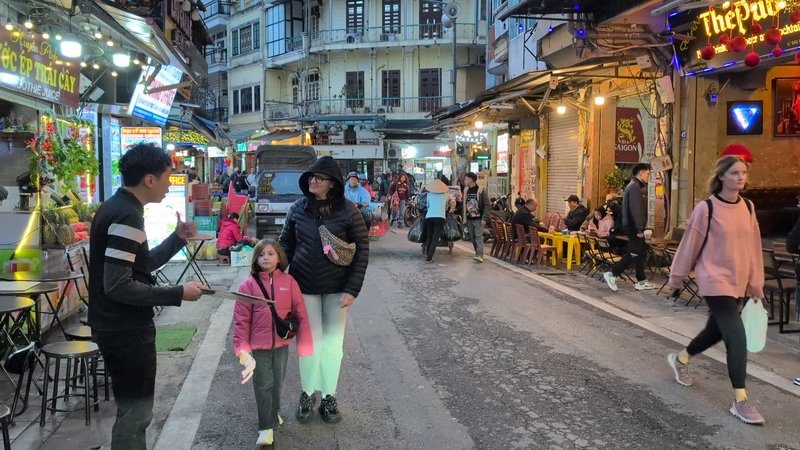 Scène de vie dans le vieux quartier de Hanoï en fin de journée.