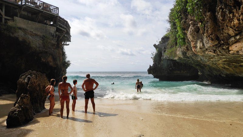 Plage cachée de Suluban à Uluwatu, connue pour ses vagues et ses rochers.