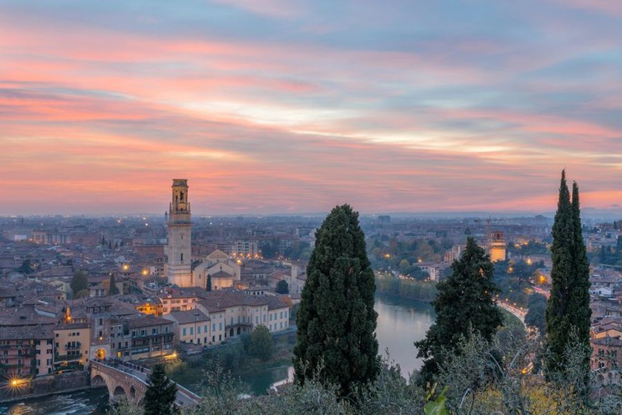 Vue depuis Castel San Pietro au coucher du soleil, offrant une perspective sur toute la ville de Vérone.