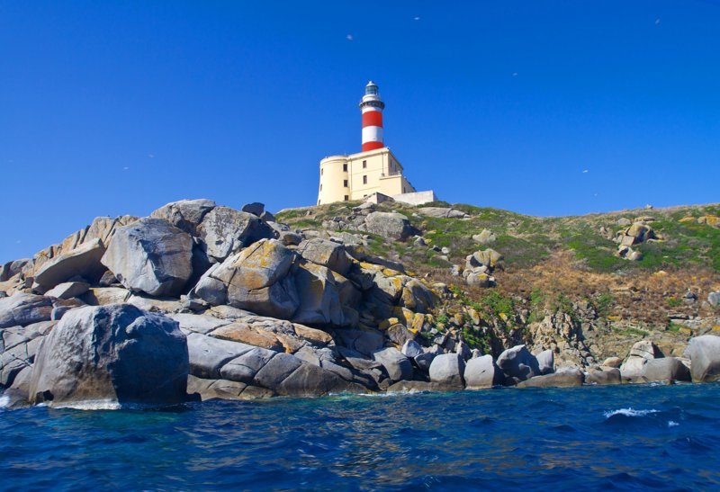 Vue sur un phare isolé entouré de rochers et d