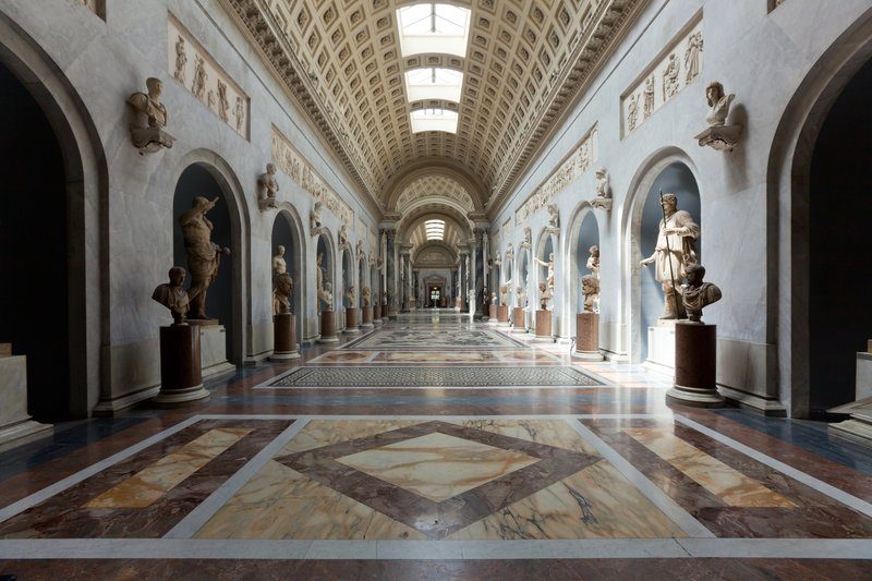 Galerie intérieure des musées du Vatican avec sculptures antiques