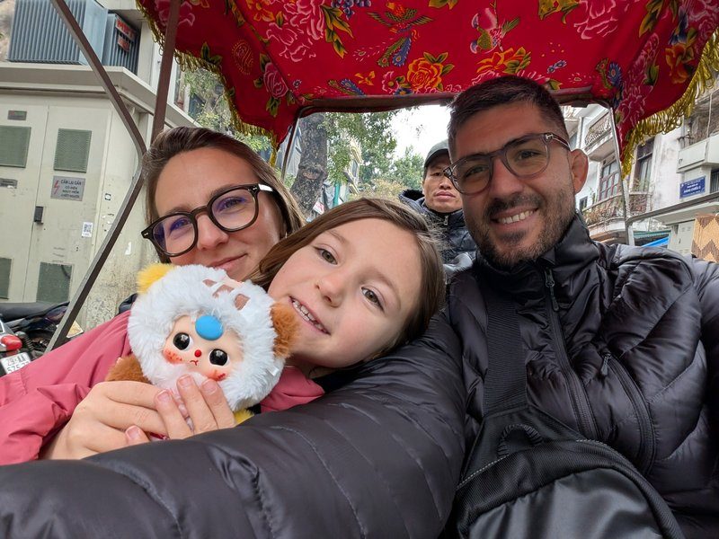Balade en cyclo-pousse dans les rues du centre de Hanoï en famille.
