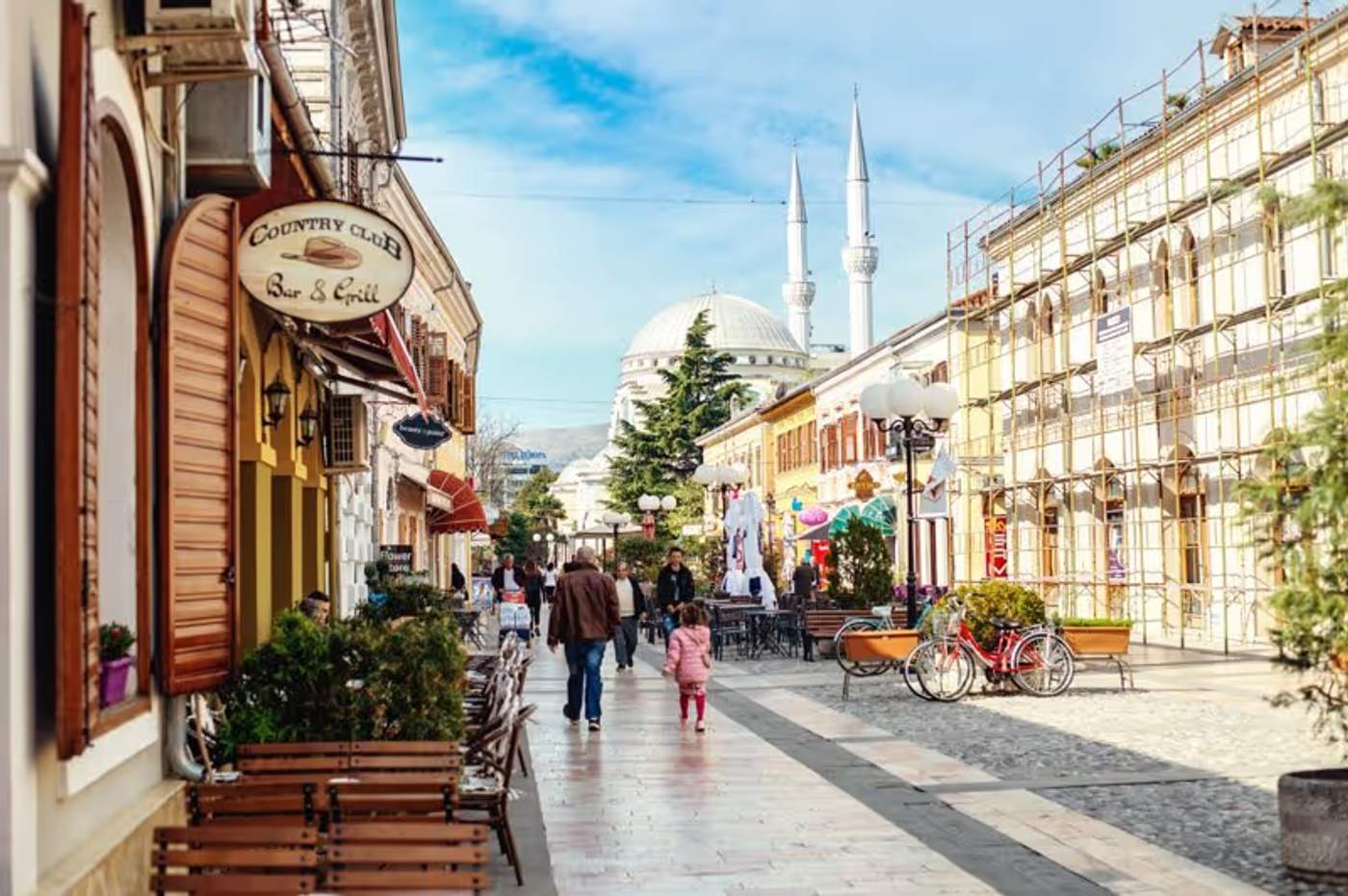 Centre animé de Shkoder avec des bâtiments historiques et une mosquée.