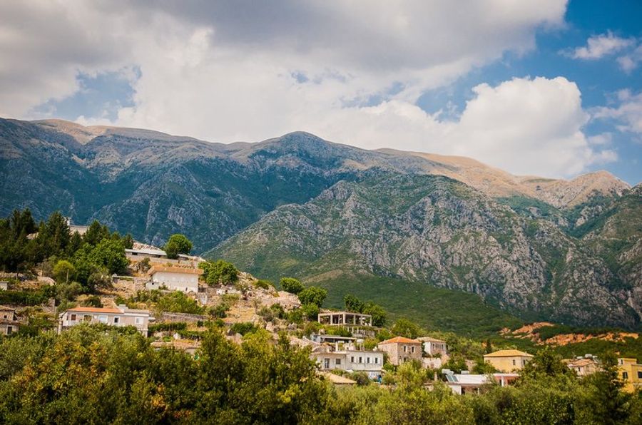 Paysage montagneux du parc national de Llogara entouré de végétation verte.