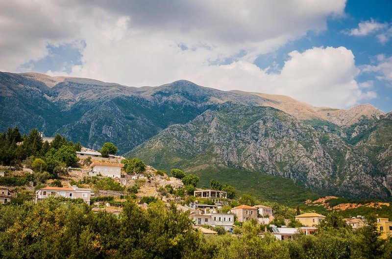 Paysage montagneux du parc national de Llogara entouré de végétation verte.