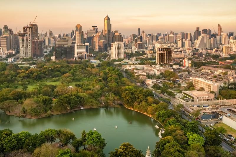 ue aérienne de Lumpini Park avec la skyline moderne de Bangkok.