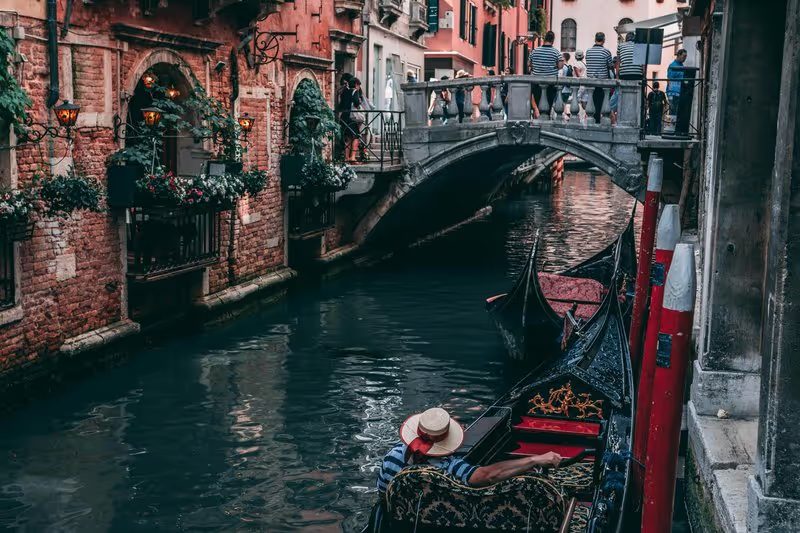Canal de Venise avec une gondole et des bâtiments historiques.