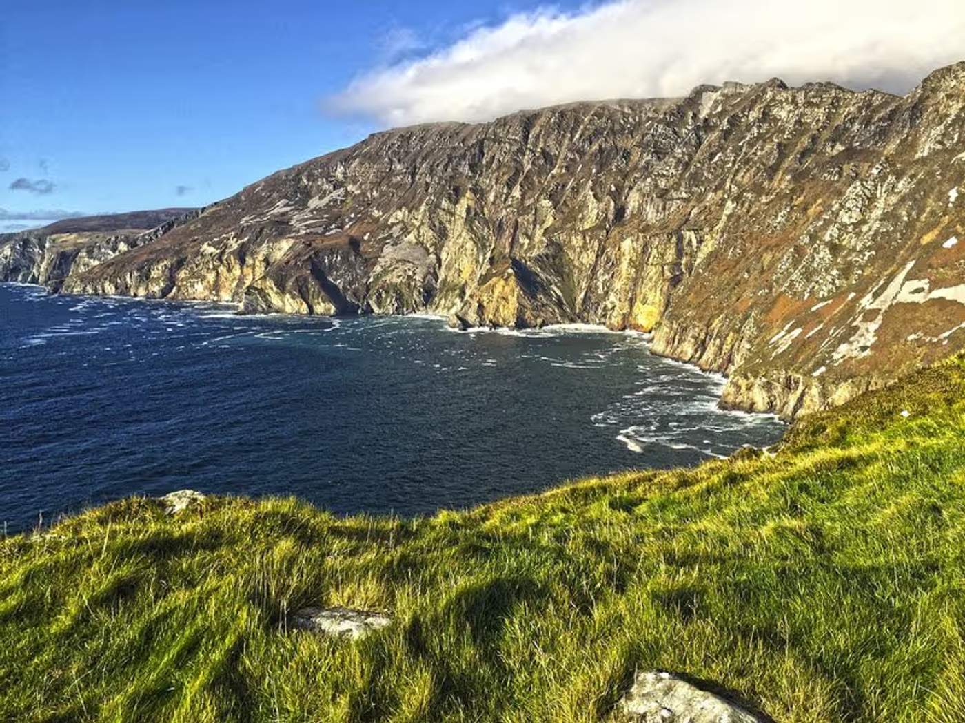 Les falaises impressionnantes de Slieve League dans le comté de Donegal, surplombant l’océan Atlantique.