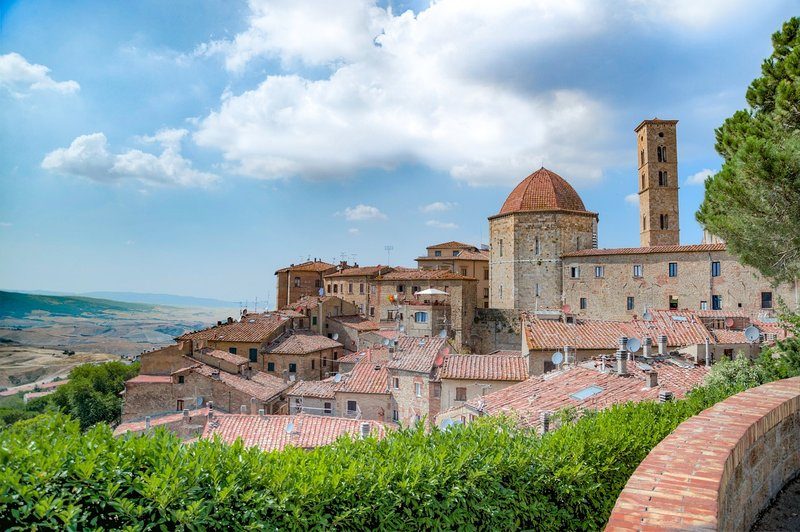 Vue de la ville de Volterra près de San Gimignano, connue pour son architecture médiévale.