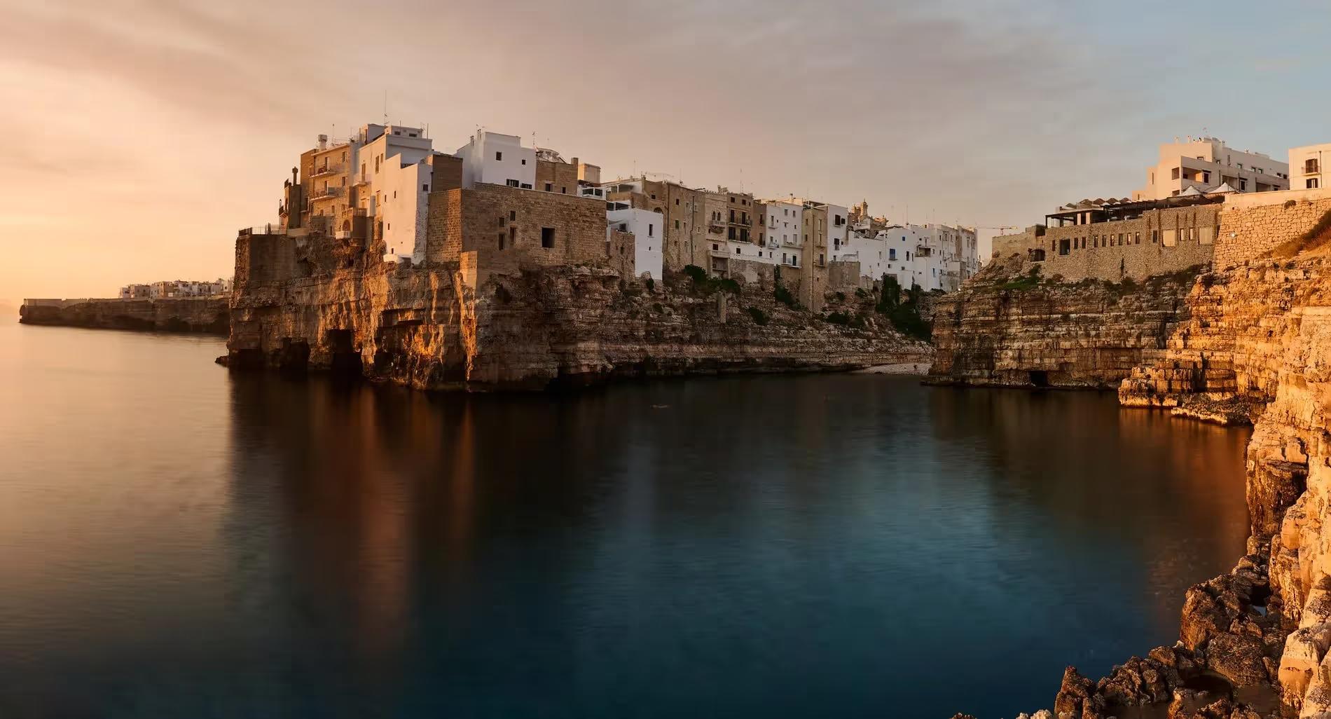 Les falaises de Polignano a Mare au coucher du soleil