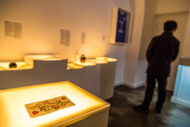 Exposition unique au musée des relations rompues, mettant en lumière des souvenirs émotionnels.