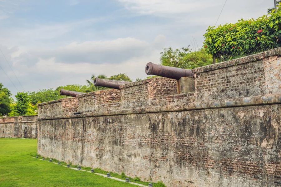 Fort Cornwallis à Penang, Malaisie, avec ses canons historiques et ses murs en pierre.