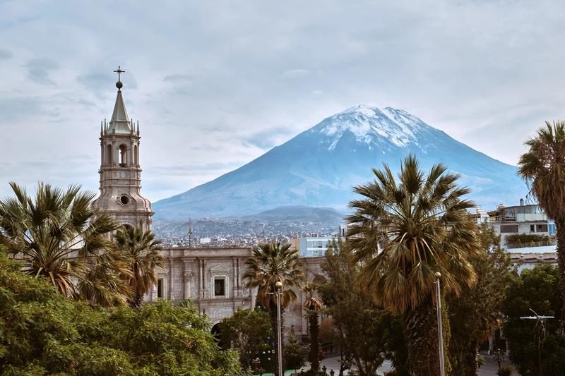 Vue sur la cathédrale d’Arequipa avec le volcan Misti en arrière-plan enneigé.