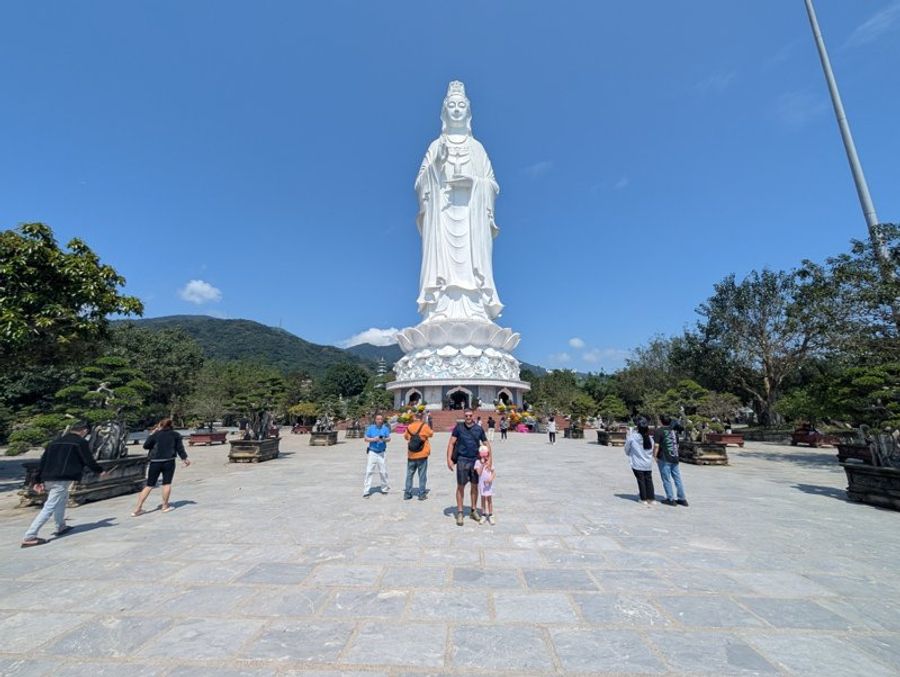 La statue géante de Lady Buddha surplombant la péninsule de Son Tra à Da Nang