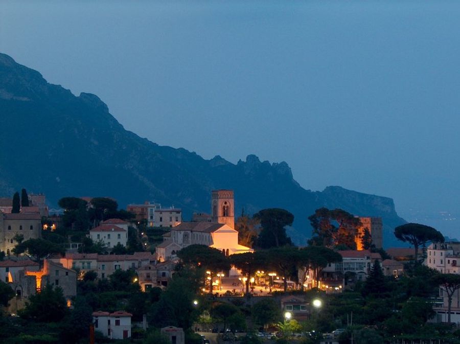 Vue nocturne de la ville de Ravello sur la côte amalfitaine.