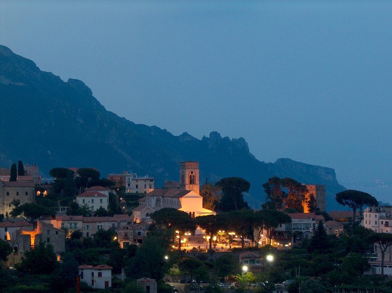 Vue nocturne de la ville de Ravello sur la côte amalfitaine.