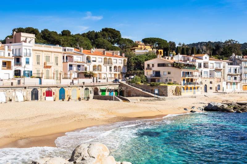 Vue sur la plage de Calella de Palafrugell avec ses maisons colorées en bord de mer, typiques de la Costa Brava.