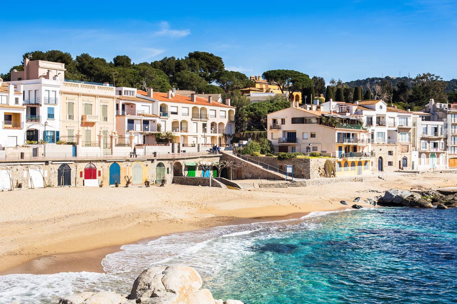 Vue sur la plage de Calella de Palafrugell avec ses maisons colorées en bord de mer, typiques de la Costa Brava.