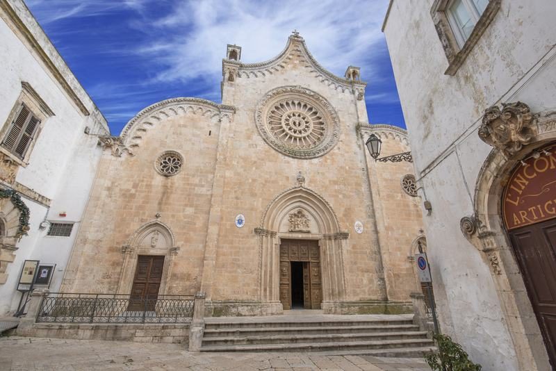 Façade imposante de la cathédrale Santa Maria Assunta à Ostuni.