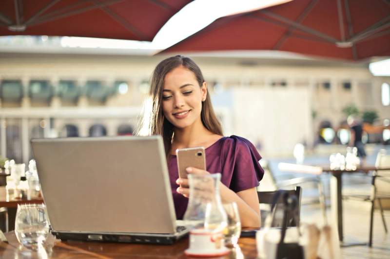 Une femme sur son téléphone utilisant une application innovante sur Galaxy AI