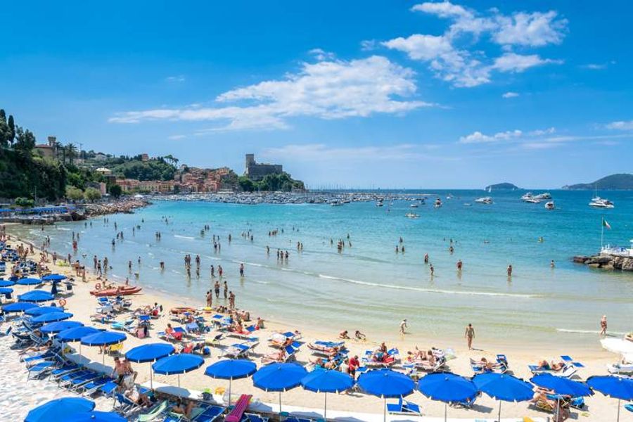 Plage paisible de Fiascherino avec ses eaux cristallines et ses rochers.