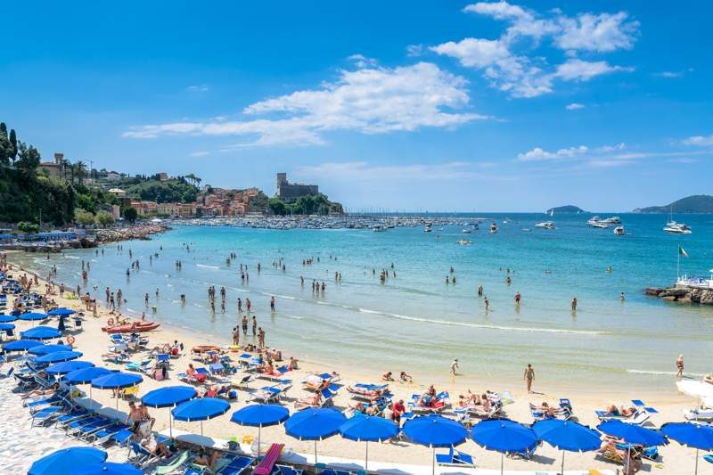Plage paisible de Fiascherino avec ses eaux cristallines et ses rochers.