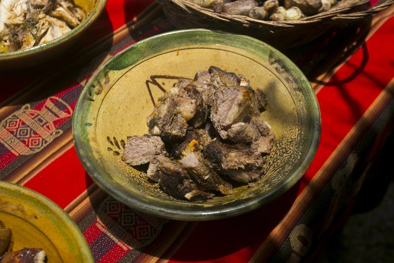 Assiette de viande grillée traditionnelle servie dans un plat en céramique, spécialité culinaire typique de Cusco au Pérou