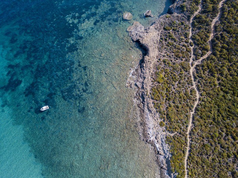 Le Sentier des Douaniers au Cap Corse, longeant la côte avec des paysages à couper le souffle.