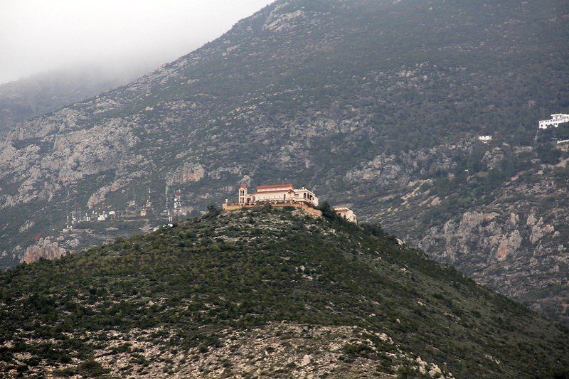 Monastère Saint-Patapios perché sur une colline offrant une vue spectaculaire sur le golfe de Corinthe.