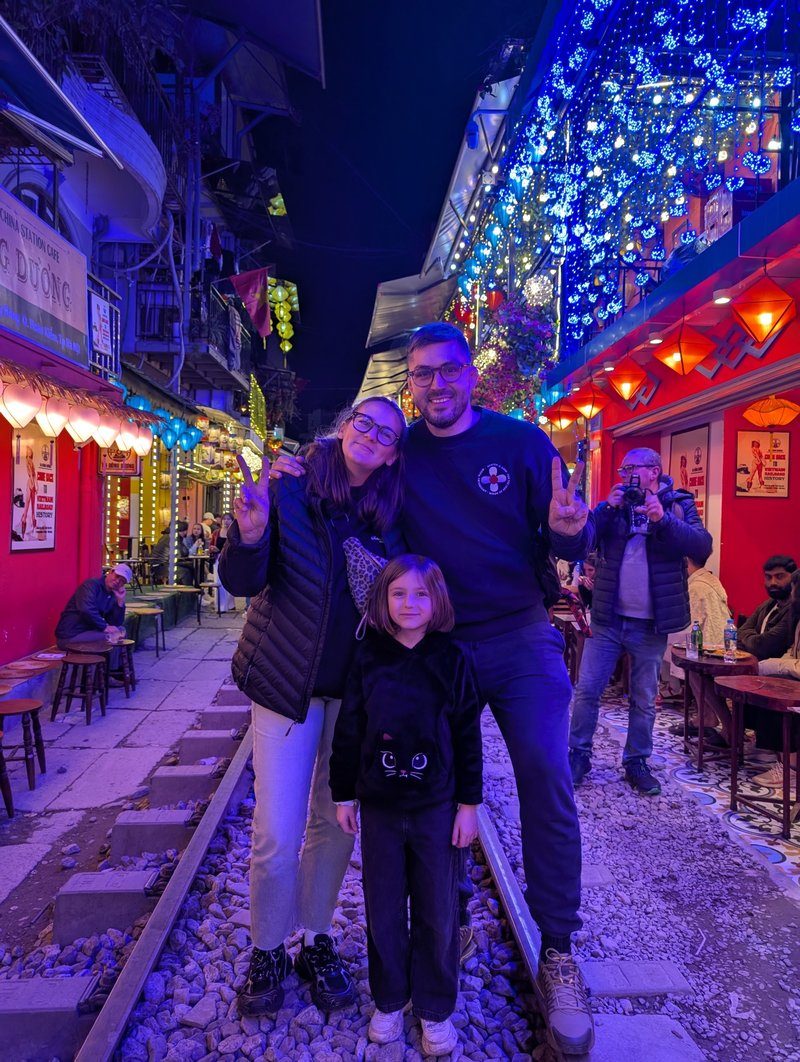 Nous posant de nuit sur les rails de Train Street à Hanoï.