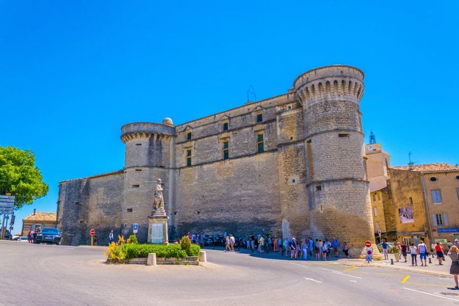 Le château de Gordes, un monument emblématique au cœur du village.