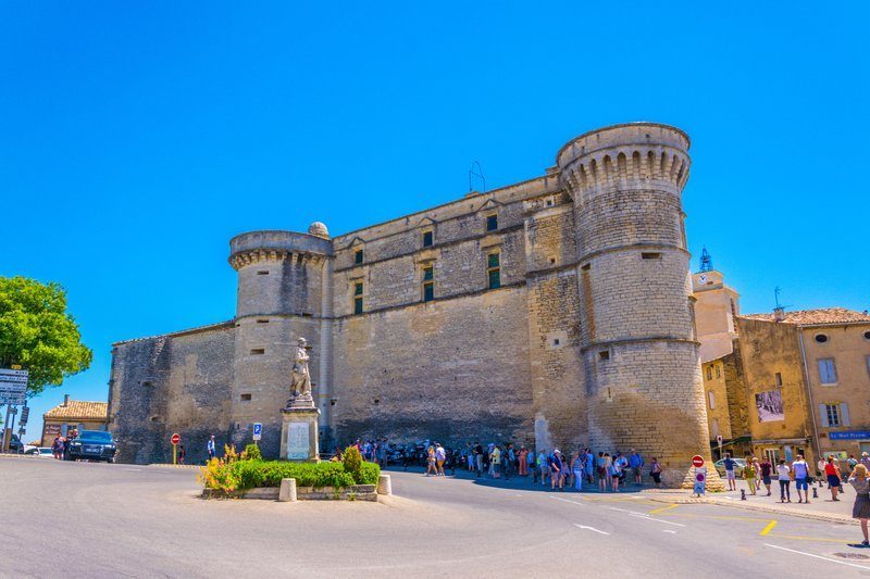 Le château de Gordes, un monument emblématique au cœur du village.
